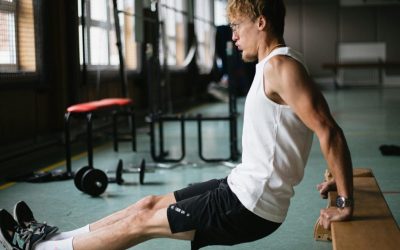 Tríceps banco: conheça esse exercício que define os braços