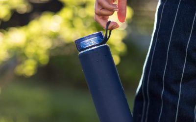 Uso diário de garrafinhas de água tem riscos invisíveis à saúde? Especialista responde