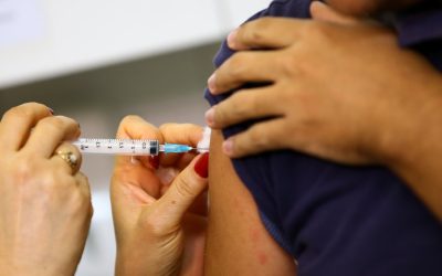 Vacina contra vírus da bronquiolite está liberada para alguns adultos 50+