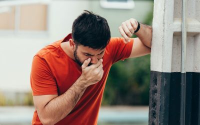 Vomitar sangue: 11 principais causas e o que fazer