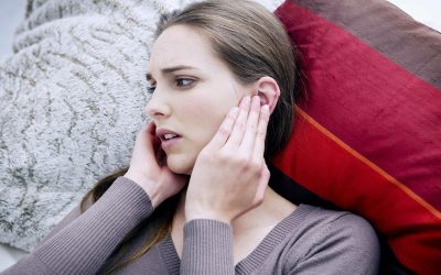 Zumbido no ouvido: 9 principais causas (e o que fazer)